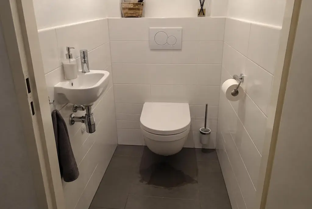 Lekdetectie Elst – natte vloer bij een toilet