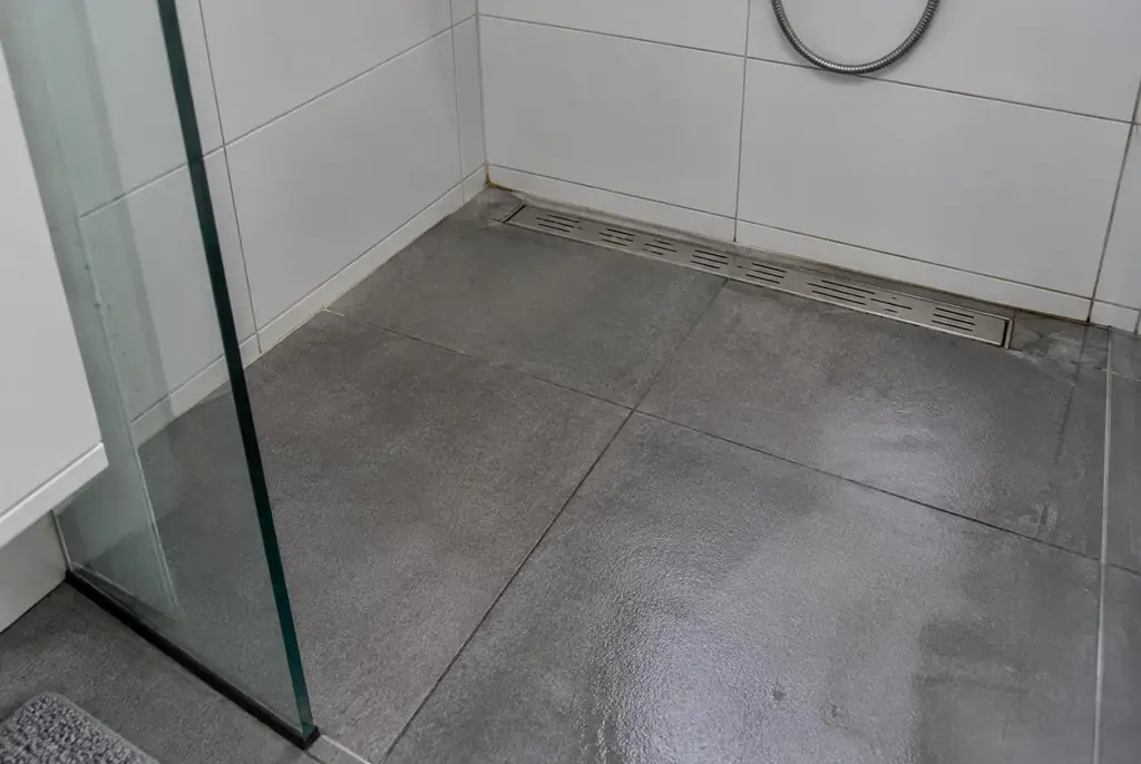 Lekdetectie Elst – lekkende inloopdouche met natte voegen