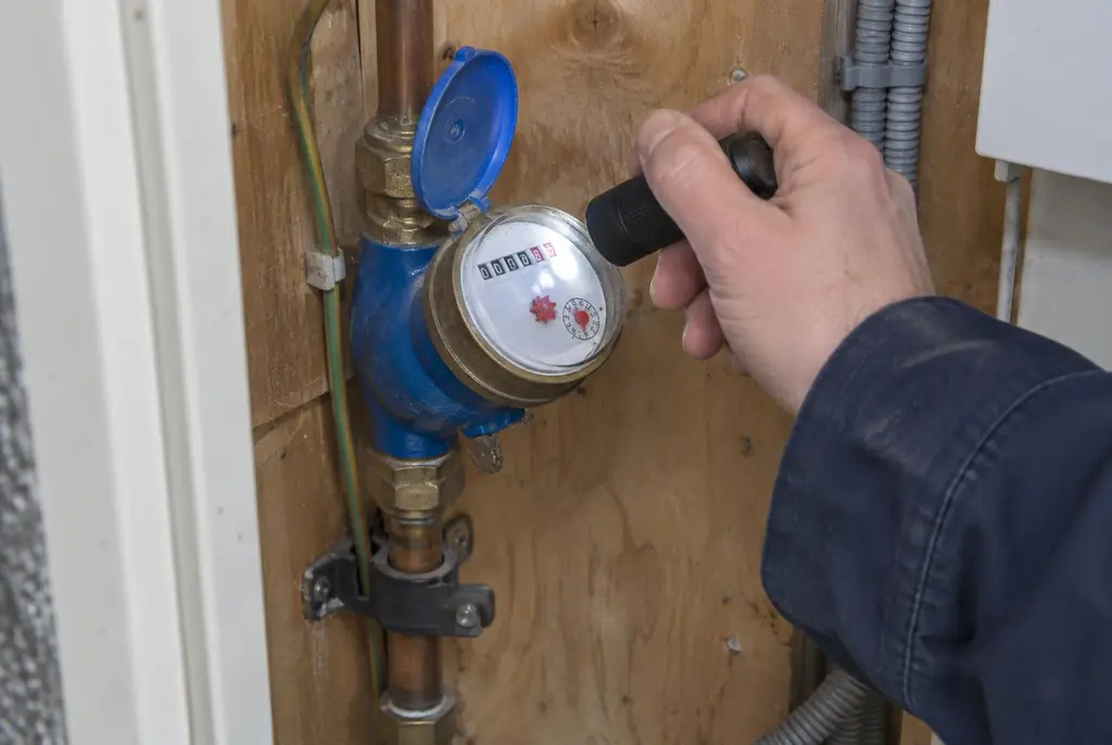 Lekdetectie Elst – watermeter in de meterkast controleren met een zaklamp